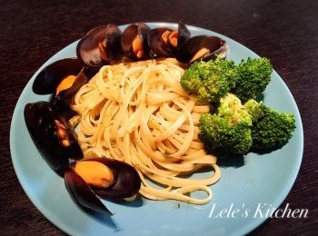 step4: ~~完成~~
將麵放入盤中後，可以擺上淡菜，
看起來是不是很漂亮呢~
一口咬下淡菜，海水的鮮味立刻充滿嘴巴
搭配上義大利麵非常好吃哦^^