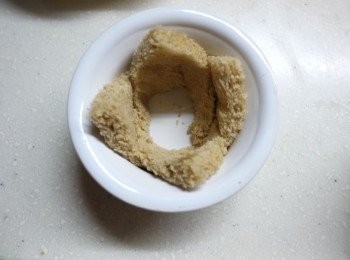 step4: 吐司去邊對切成4個小三角形,取一個模型塗上薄薄一層奶油再將吐司擺入,連接處要稍微壓一下貼合模型