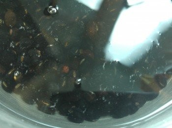 step1: 黑豆先用水浸個半小時。