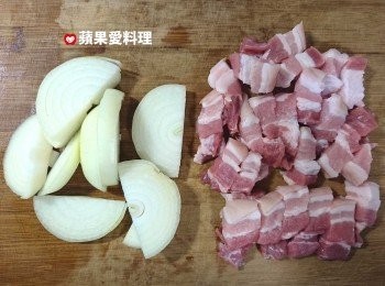 step1: 洋葱對切後，逆紋切片；豬五花切條（約厚1cm、寛2公分）。