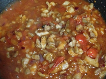 step8: 最後加入蕃茄沙司一起煮一會，可以適當加點鹽調味，當湯汁變濃稠後撒少許黑胡椒粉拌勻。