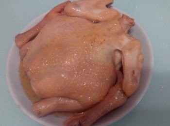 step1: 先把冰鮮雞蒸熟待涼，再拆肉去骨，把肉撕成絲。