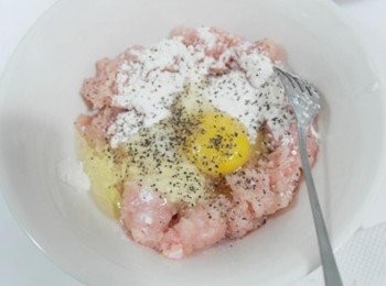 step1: 先將雞絞肉放在碗裡~~ 打入一顆生雞蛋..牛奶..胡椒及鹽都加入!!