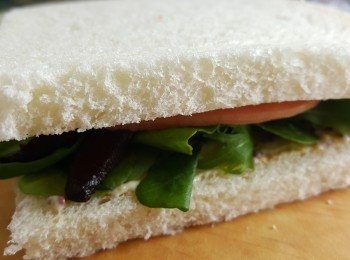 step5: 最後蓋上麵包，切角即可。