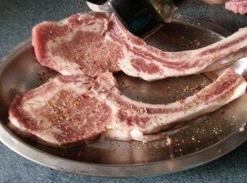 step2: 再兩邊灑上雜香草