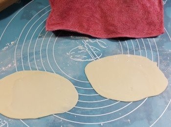 step7: 先用兩粒27g粉糰用麵棍搓成長形