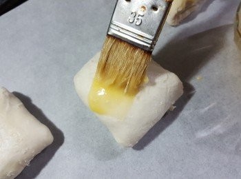 step15: 將1隻雞蛋打成蛋漿,將酥餅反轉,摺口向下,掃上二次蛋漿