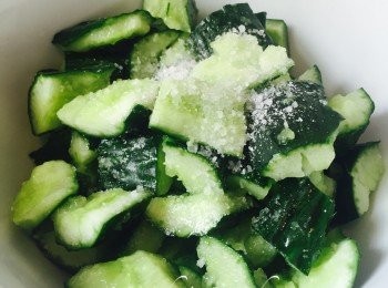 step3: 切好的黄瓜先下鹽拌勻，放約十分鐘，將黄瓜釋出的水倒掉。糖、醋和蒜蓉混合，與黃瓜拌勻。最後加入麻油，拌匀後置冰箱即可。