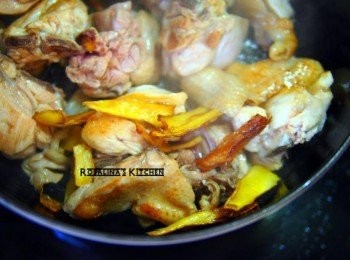 step5: 5. 將薑片挪到雞肉上面，以免煸焦黑了。