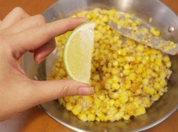 step14: 接著把檸檬用力的擠出汁來!!!