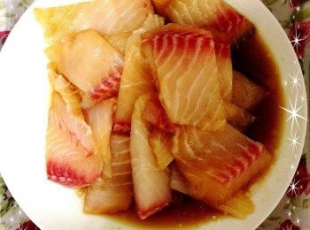 step2: 2.把魚片洗淨後,切成小塊狀,然後再放入醬油,香油,砂糖,抓勻醃製1小時.