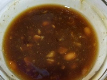 step1: 先調好【醬汁】
切好蒜頭，通菜洗淨。