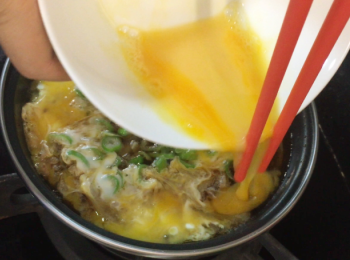 step8: 30秒後開蓋，倒剩餘的蛋汁。