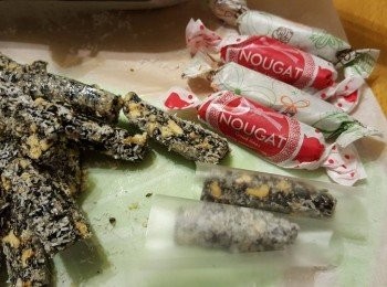 step16: 食用糯米紙剪開與糖尺寸差不多大少,包上糖再包上糖紙即可