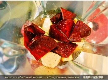 step3: 隨後將黑木耳養生露與檸檬汁，也倒入至果汁機中。