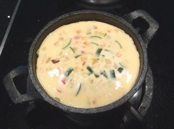 step3: 倒入調和好的蛋汁,用中小火稍微煎定型。