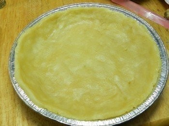 step2: 將麵糰的材料混勻後，放入冰箱冰30分鐘，如果怕早上做會占用太多時間，建議可以在前一天晚上先做起來喔！之後將麵糰攤平，均勻的鋪在派盤上!!