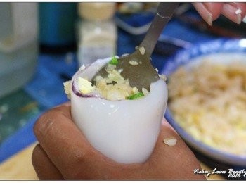 step5: 裝填：將巳炒好的飯用湯匙裝填到巳事先準備墨魚肚內 裝填至大約分滿，之後再用牙籤固定後備用