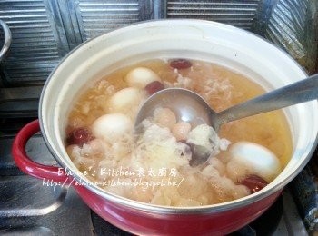 step7: 期間小心滾瀉 , 20分鐘後再加入雞蛋 , 冰糖拌勻煮滾