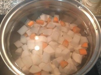 step3: 蘿蔔冷水大火煮起，湯滾後改小火，煮到蘿蔔熟透約30分鐘左右。