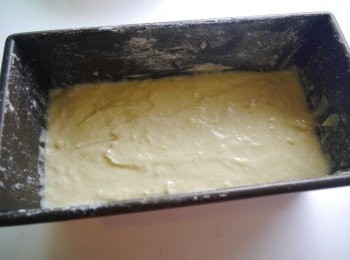 step5: *烤箱預熱180度~放入烤箱中烘烤至40分鐘,以細叉子或是筷子插入蛋糕體中，無麵糊沾黏即可~(有些家用烤箱可能只要烤35-40分，有些可能要烤到50分左右~因此還是注意蛋糕體表面顏色是否呈現金黃即可~)