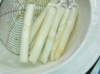 step4: 先各別將有機白蘆筍洗淨後，滾水川燙約3~5分鐘撈起放入冰塊水中冰鎮