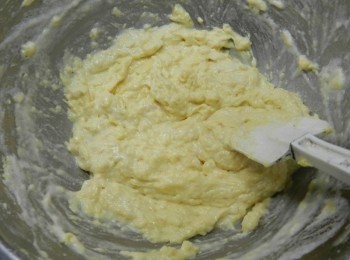 step5: 蛋白分兩次加入奶油麵糊中，快速的拌勻