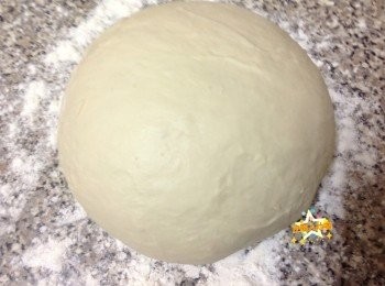 step7: 把麵團拿至桌面醒20分