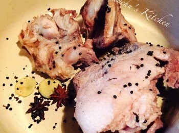 step3: 在鍋中燒熱約半湯匙油，炒香餘下的薑片、花椒和八角。放入牛腩及牛骨和香料一同略炒。加水至蓋過牛腩，加冰糖、陳皮及米酒，用中大火煮滾後蓋好轉小火燜1小時。