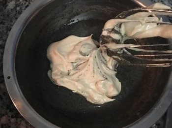 step9: 取1/3的<span class="group_3">蛋白霜</span>混入芝麻<span class="group_2">蛋黃糊</span>中，輕拌均勻。