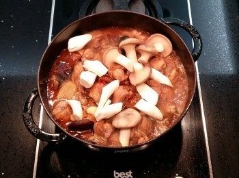 step11: 煮滾後加入杏鮑菇一起拌炒,再加入少許的高湯(水量約超過<span class="group_1">食材</span>的一半)像乾煮的方式。