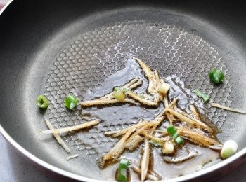 step3: 取1大匙胡麻油入鍋中加熱放入薑絲爆香