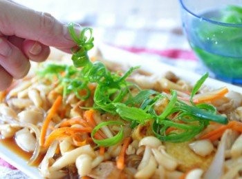 step4: 再將泡水捲曲的蔥絲擺上盤上裝飾