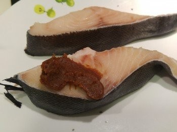 step1: 銀雪魚扒一開二,洗淨索乾水備用。