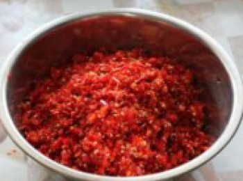 step4: 剁好的辣椒放進一個大盆裡