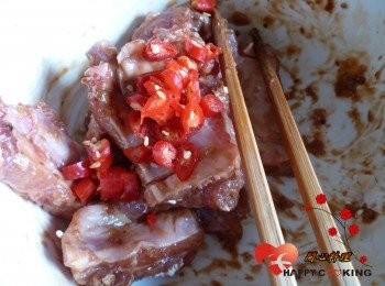 step3: 排骨加所有<span class="group_2">醃料</span>拌勻,放入辣椒