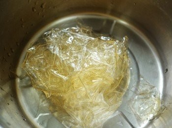 step3: 泡軟的吉利丁片擠乾水分備用。