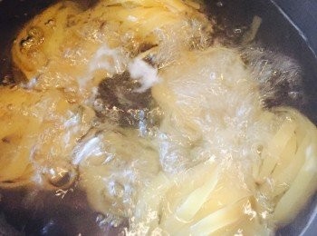 step1: 水中加鹽煮沸，放入扁意粉，按包裝指示煮熟至喜歡的軟硬度，撈起瀝乾。