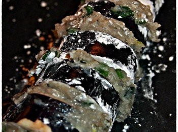 step2: 2. 每片茄子撲上粟粉(底面兩面都需要撲粉)，然後就將一片茄子釀上一層鯪魚肉，再疊成原條茄子塔；