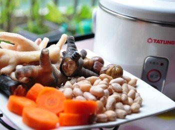 step1: 備料:鳳爪略川燙洗淨、花生略滾煮、紅蘿蔔切圓片狀