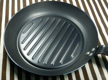 step1: 好用的黑鼎烙痕煎盤，28cm，能幫肉品烙下美麗的烙印