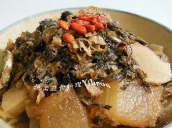 step1: 芥菜乾泡水洗去雜質鹽分切成適當大小. 鍋中倒入油爆香薑片放入冬瓜塊煎一下. 再加入水.醬油膏.芥菜乾一起煮熟. 起鍋前加入少許麻油和枸杞