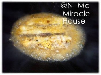 step3: 3.燒熱煎鑊，倒入橄欖油，放入比目魚。