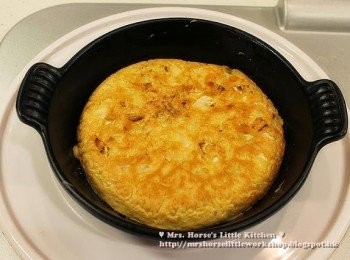 step8: 反轉將豚肉的一面煎香, 期間蓋上小蓋轉小火煎4-5分鐘至內裡麵糊完全熟透