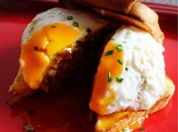 step4: 有芝士的麵包放底，然後放上豬柳，再塗上黑松露美乃滋，最後放上太陽蛋，可按喜好灑上香芹（Parsley）或細葱（Chives）。建議搭配沙律或水果令營養更均衡。