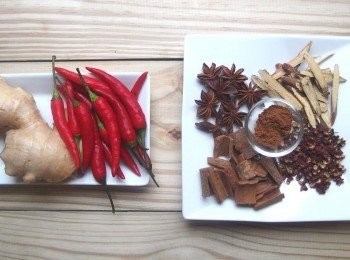 step2: 薑切成片狀。喜歡吃辣及麻的可以多放朝天椒和花椒。花椒先用鍋子乾炒出香氣,放涼後研磨成粉狀(用研磨棒或研磨攪拌器)。