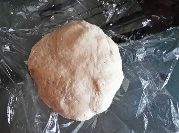 step3: 每次下一湯匙水，慢慢搓成麵糰（可能不需要用所有的水）用保鮮紙包好，放入雪櫃最少一小時