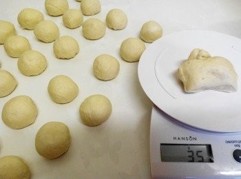 step8: 用橡皮刮刀分割8分小面團，然後滾圓，收口朝下。用保鮮膜蓋著，靜置 15分鐘。