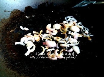 step6: 將一份油落鑊燒熱 , 爆香乾蔥片 , 加入生抽及黃糖調味