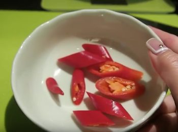 step2: 紅辣椒切小片，將檸檬葉用手撕碎。